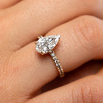 Charger l'image dans la visionneuse de la galerie, Bague de fiançailles diamant poire et diamants ronds 1.70 carat or blanc Noémie