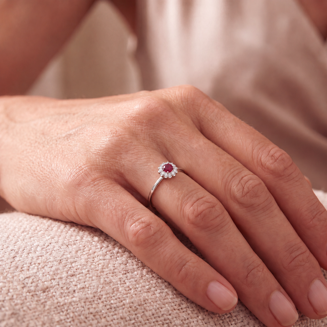 Bague rubis rond et diamants naturels ronds Renza 0.70 carat or blanc