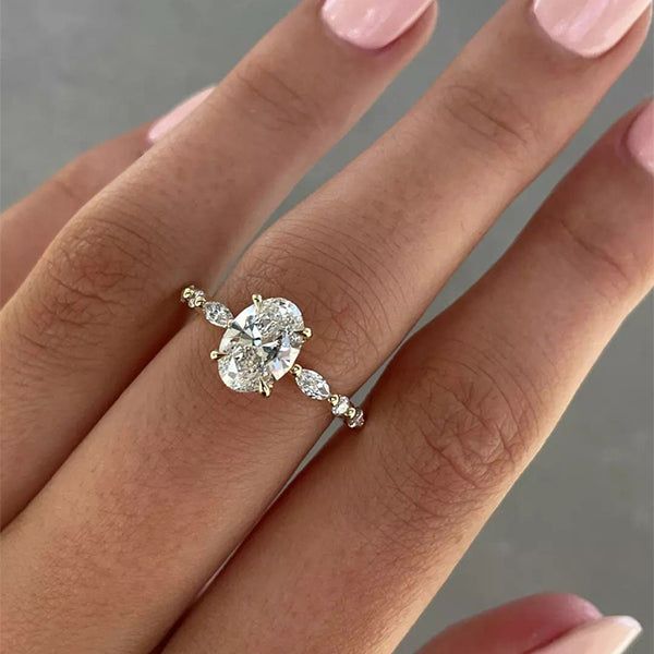 Solitaire diamant synthétique ovale épaulé diamants marquises et ronds Roma.