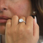 Solitaire épaulé ave halo diamant 0.70 Ct Evelina or blanc