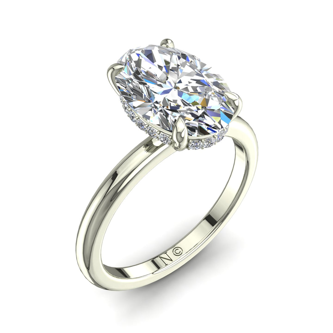 Bague solitaire 0.90 carat or blanc diamant ovale et diamants ronds Romy