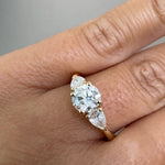 Load image into Gallery viewer, Bague diamant naturel rond et diamants naturels poires 1.40 carat or jaune Rosa