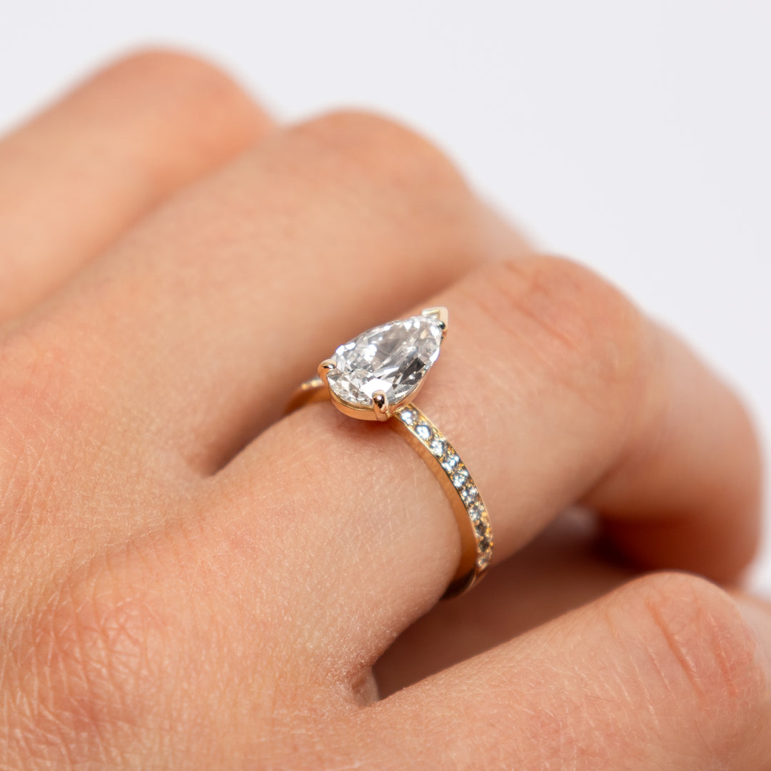 Solitaire Noémie bague diamant synthétique poire et diamants synthétiques ronds 1.70 carat or rose