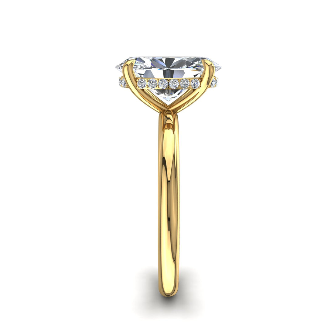 Bague solitaire 0.70 carat or jaune diamant ovale et diamants ronds Romy