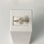 Load image into Gallery viewer, Solitaire bague diamant ovale et diamants ronds 2.10 carats or jaune Romy
