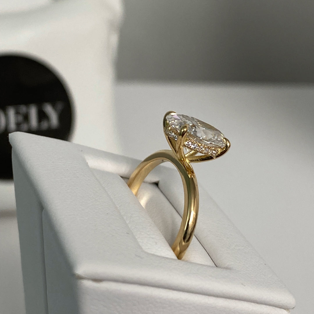 Bague solitaire 1.10 carat or jaune diamant synthétique ovale et diamants synthétiques ronds Romy