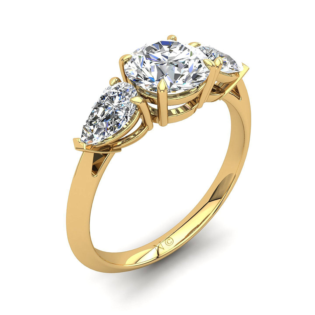 Solitaire bague diamant synthétique rond et diamants synthétiques poires 1.40 carat or jaune Rosa