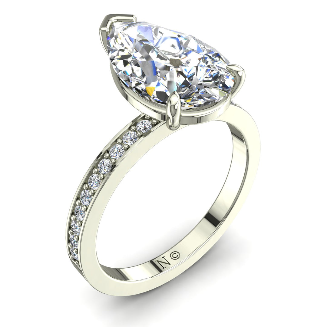 Solitaire diamant poire et diamants ronds Noémie 3.20 carats or blanc