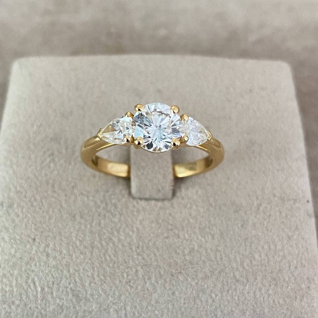 Bague diamant naturel rond et diamants naturels poires 1.60 carat or jaune Rosa