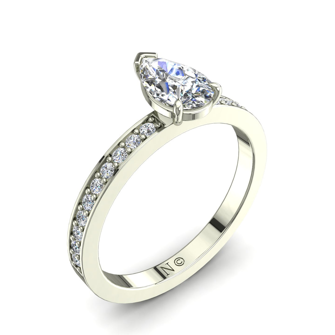 Bague solitaire 0.80 carat or blanc diamant poire et diamants ronds Noémie