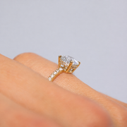 bague de fiancaille Sofia ojaune portée gros plan
