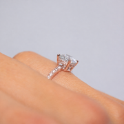 bague de fiancaille Sofia or rose portée gros plan