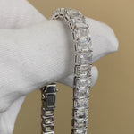 Load and play video in Gallery viewer, Bracelet Rivière Diamants Taille Emeraude 40 Ct- 4 Griffes -Or Gris 18K
