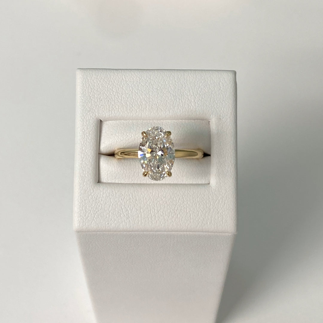 Bague de fiançailles diamant naturel ovale et diamants naturels ronds 1.05 carat or jaune Romy