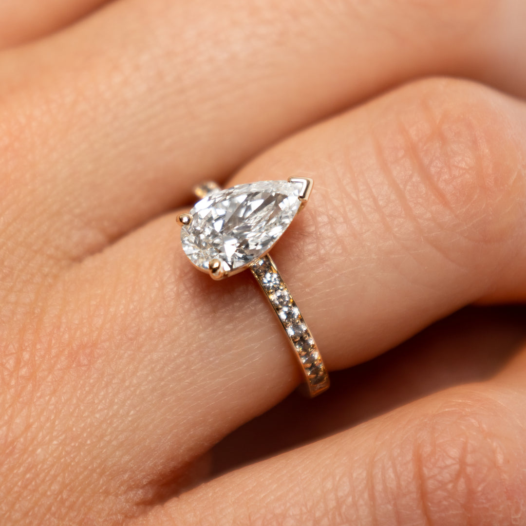 Solitaire bague diamant synthétique poire et diamants synthétiques ronds 1.70 carat or jaune Noémie