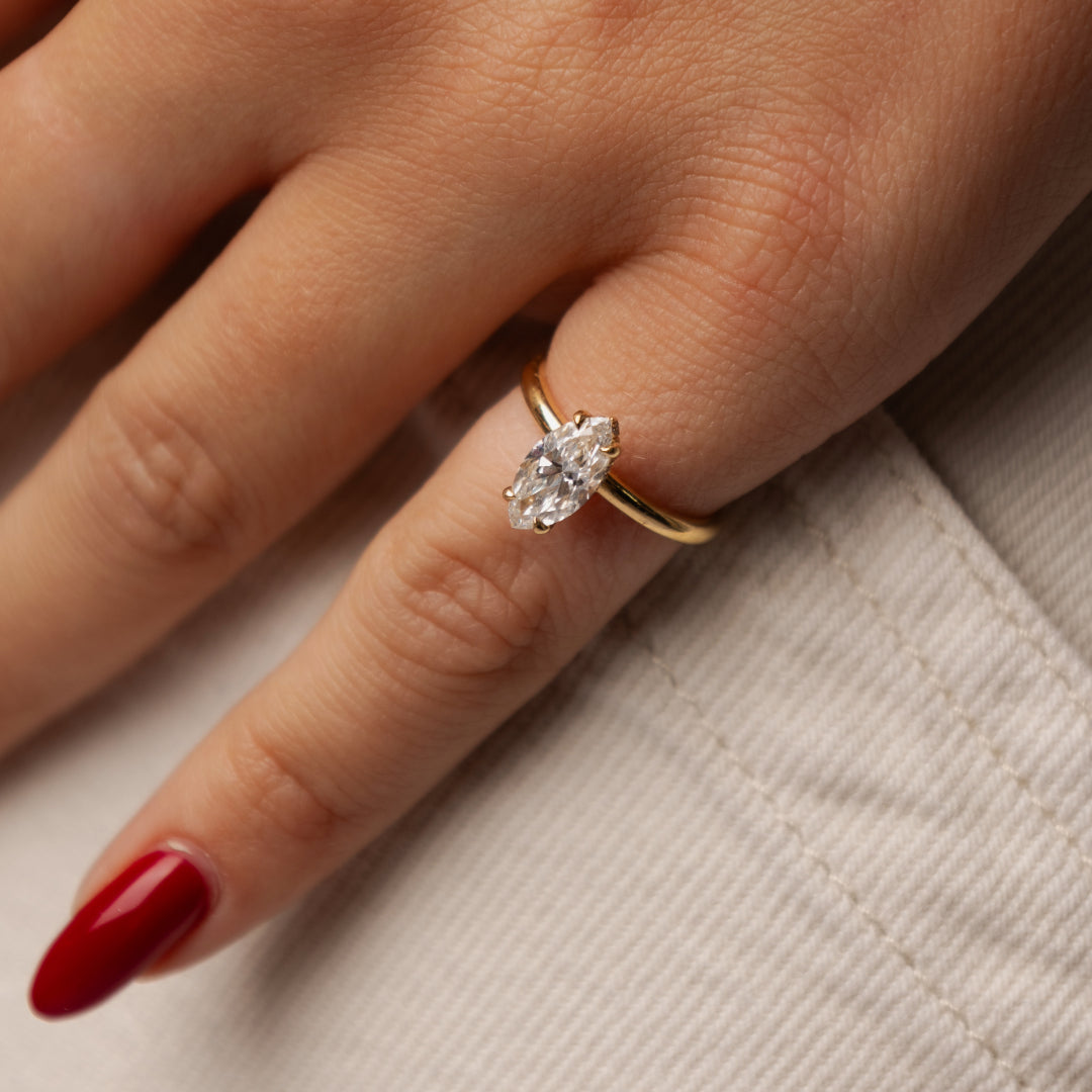 Solitaire diamant synthétique marquise et diamants synthétiques ronds Chloé 2.08 carats or blanc
