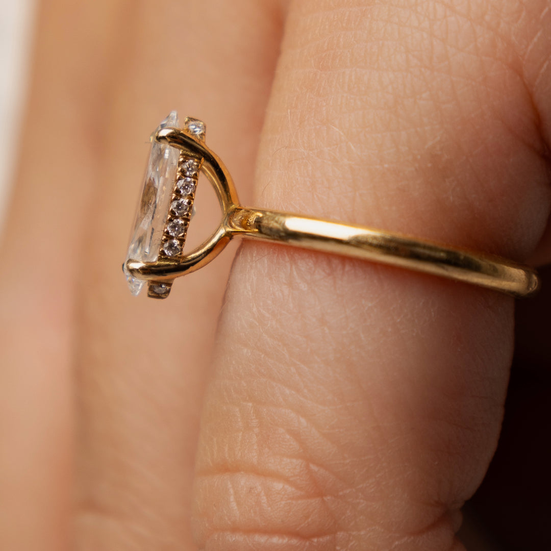 Bague Chloé diamant synthétique marquise et diamants synthétiques ronds 2.08 carats or jaune
