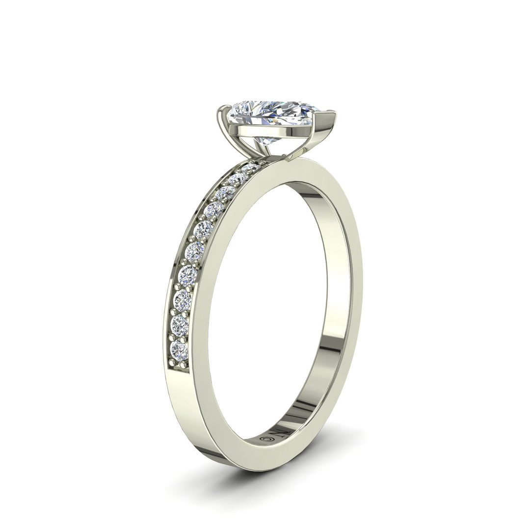 Bague solitaire 0.80 carat or blanc diamant naturel poire et diamants naturels ronds Noémie