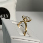Bague Romy solitaire diamant ovale et diamants ronds 0.70 carat or jaune