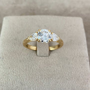 Bague de fiançailles 1.60 carat or jaune diamant rond et diamants poires Rosa