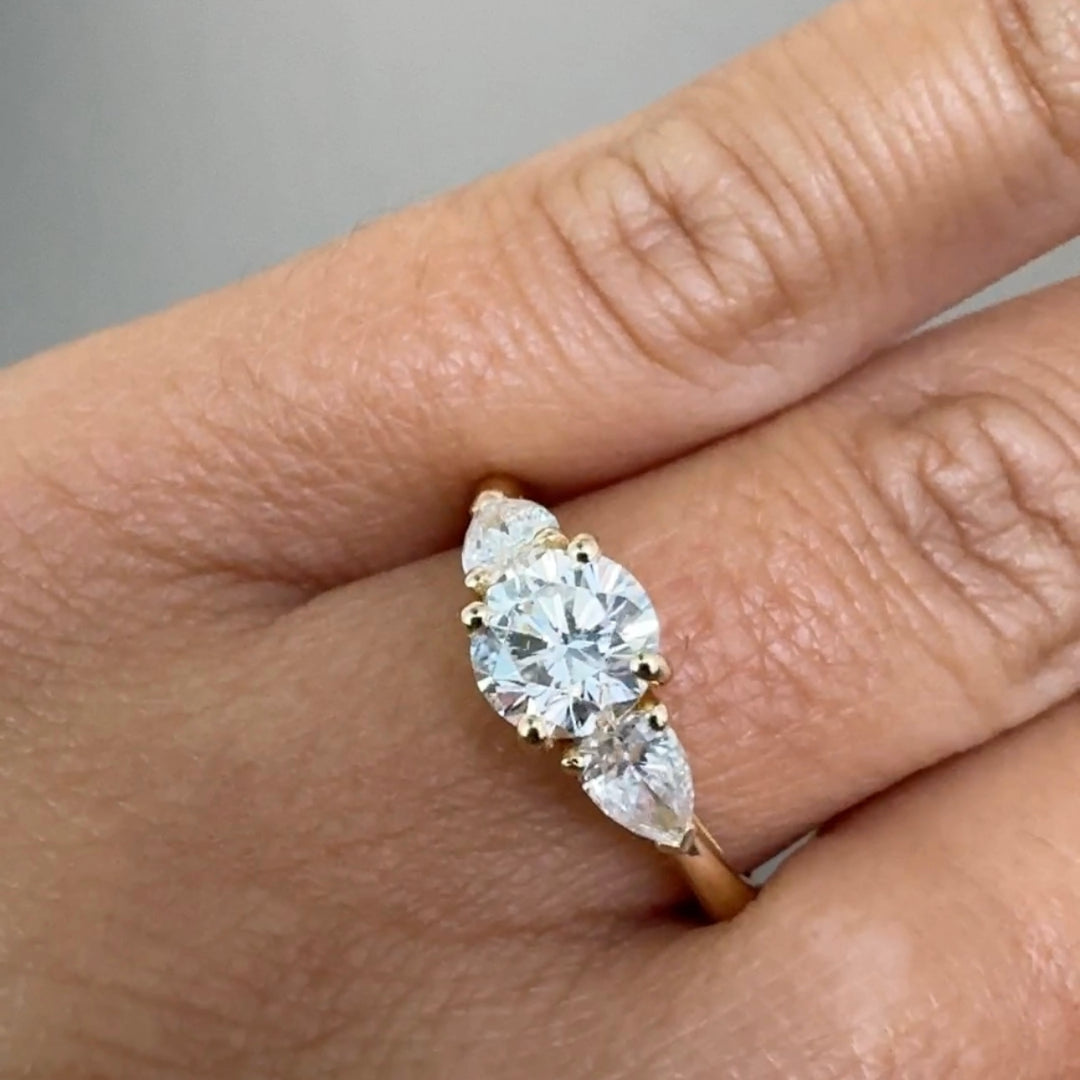 Bague diamant synthétique rond et diamants synthétiques poires 1.40 carat or jaune Rosa
