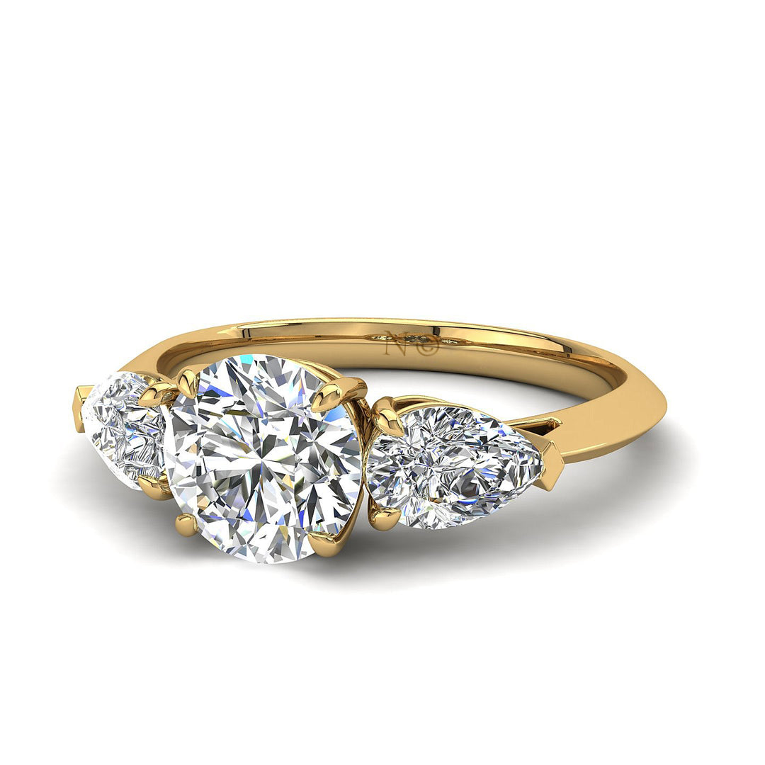 Solitaire diamant synthétique rond et diamants synthétiques poires Rosa 1.40 carat or jaune