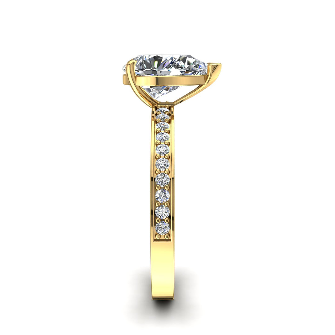 Bague de fiançailles 1.70 carat or jaune diamant synthétique poire et diamants synthétiques ronds Noémie