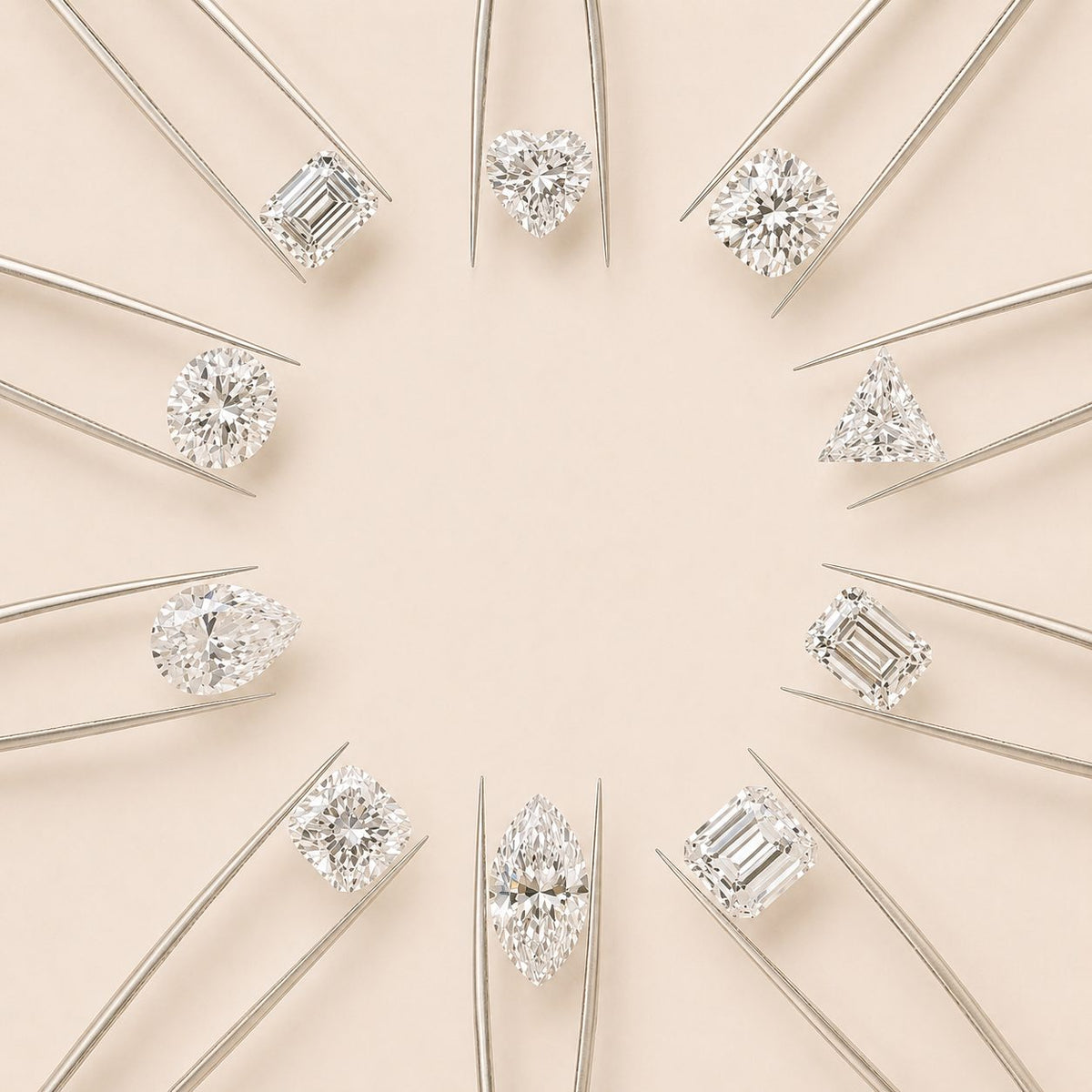 Douze formes de diamants présentées en cercle à la pointe de pinces de diamantaire