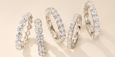 Alliances serties de diamants en or blanc, posées côte à côte