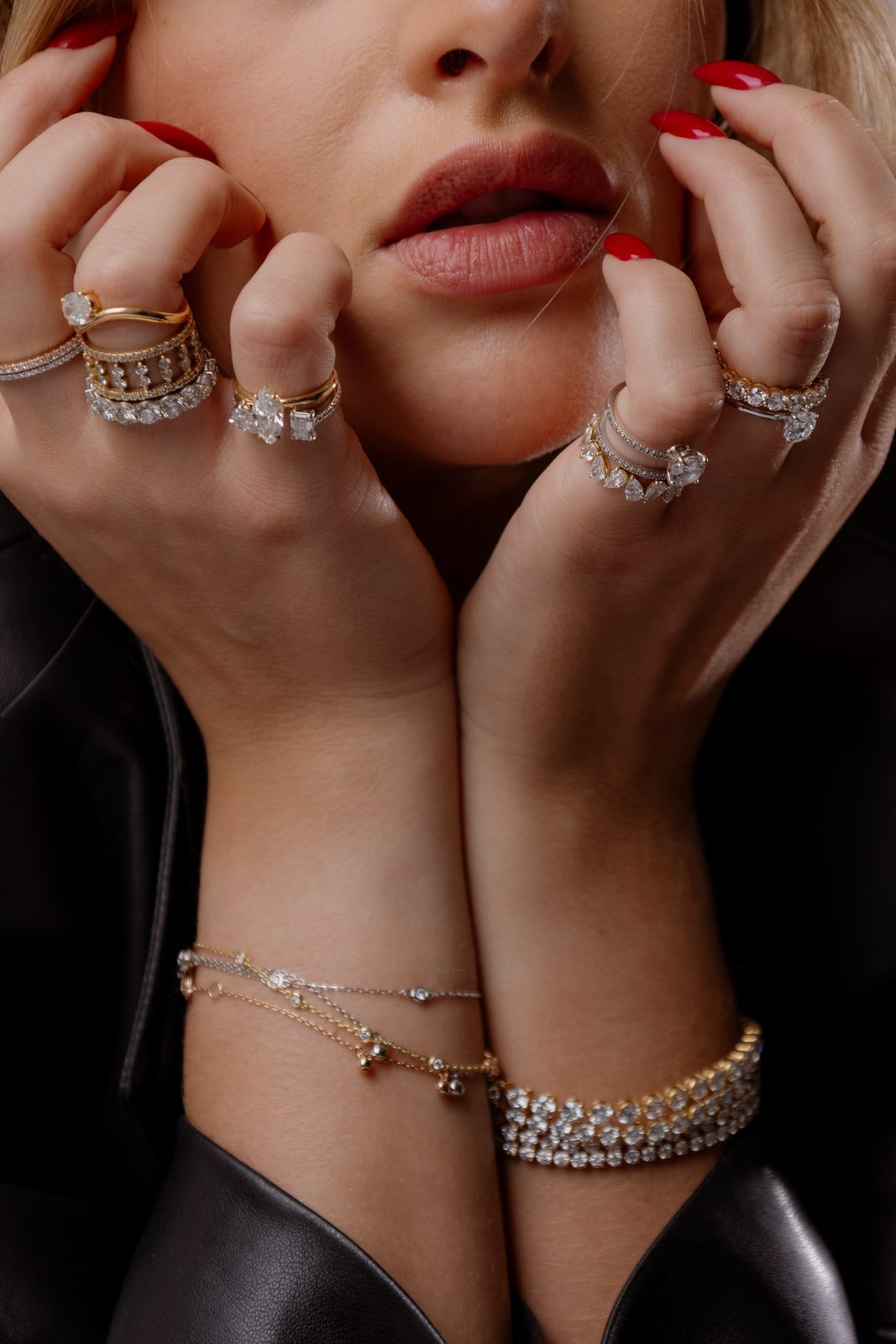 Jeune femme, mains près des lèvres, portant des bagues diamants et des bracelets rivière Noely Diamant